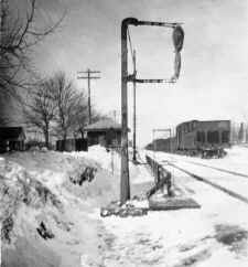 Mail-Crane-CP-Cabin-West-Central-Islip-1916.jpg (90180 bytes)